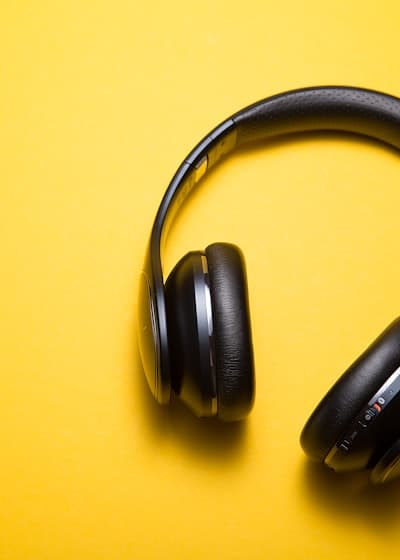 AI 生成的蓝牙耳机产品广告视频封面 — 沉浸开箱体验