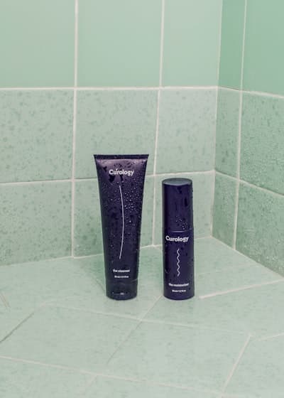 AI 生成的护肤精华液产品广告视频封面 — 质地流动 · 特写广告