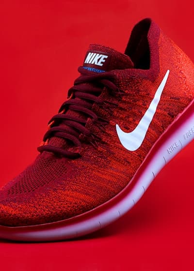 AI 生成的运动鞋产品广告视频封面 — 街拍穿搭展示