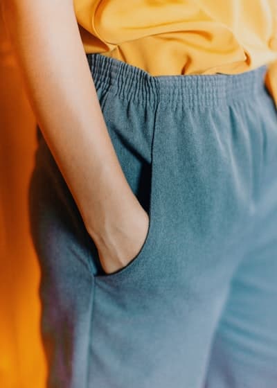 AI 生成的运动穿搭产品广告视频封面 — 瑜伽场景展示